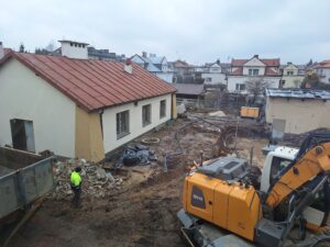 Plac budowy BCU, na placu maszyny budowlane pracownicy wykonujące prace ziemne