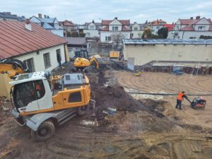 Plac budowy BCU, na placu maszyny budowlane pracownicy wykonujące prace ziemne
