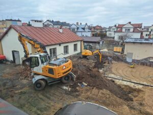 Plac budowy BCU, na placu maszyny budowlane pracownicy wykonujące prace ziemne