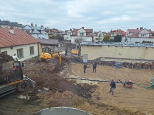 Plac budowy BCU, na placu maszyny budowlane pracownicy wykonujące prace ziemne