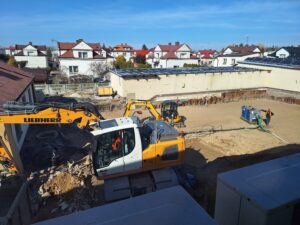 Plac budowy BCU, na placu maszyny budowlane pracownicy wykonujące prace ziemne