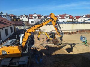 Plac budowy BCU, na placu maszyny budowlane pracownicy wykonujące prace ziemne