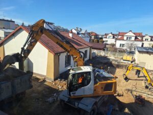 Plac budowy BCU, na placu maszyny budowlane pracownicy wykonujące prace ziemne