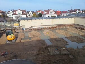 Plac budowy BCU. Widać konstrukcje zbrojenie fundamentów i zalane fundamenty
