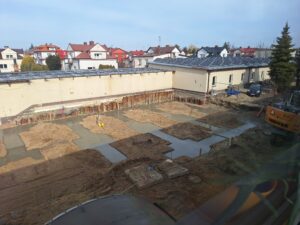 Plac budowy BCU. Widać konstrukcje zbrojenie fundamentów i zalane fundamenty