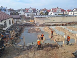 Plac budowy BCU. Widać konstrukcje zbrojenie fundamentów i zalane fundamenty.v