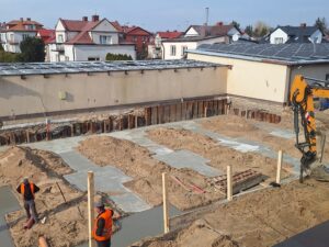 Plac budowy BCU. Widać konstrukcje zbrojenie fundamentów i zalane fundamenty
