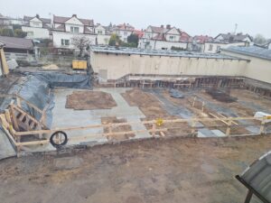 Plac budowy BCU. Widać konstrukcje zbrojenie fundamentów i zalane fundamenty