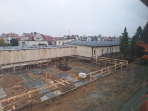 Plac budowy BCU. Widać konstrukcje zbrojenie fundamentów i zalane fundamenty