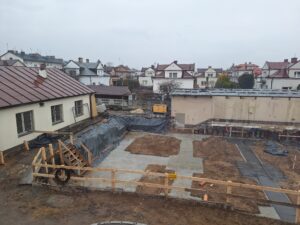 Plac budowy BCU. Widać konstrukcje zbrojenie fundamentów i zalane fundamenty