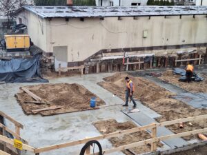 Plac budowy BCU. Widać konstrukcje zbrojenie fundamentów i zalane fundamenty