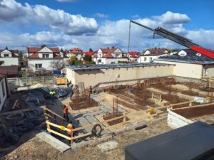 Plac budowy BCU. Widać konstrukcje zbrojenie fundamentów i zalane fundamenty
