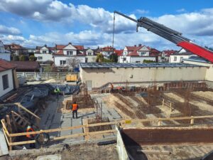 Plac budowy BCU. Widać konstrukcje zbrojenie fundamentów i zalane fundamenty