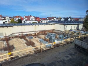 Plac budowy BCU. Widać konstrukcje zbrojenie fundamentów i zalane fundamenty