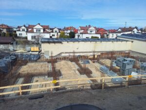 Plac budowy BCU. Widać konstrukcje zbrojenie fundamentów i zalane fundamenty