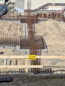 Plac budowy BCU. Widać konstrukcje zbrojenie fundamentów i zalane fundamenty