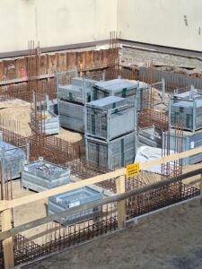 Plac budowy BCU. Widać konstrukcje zbrojenie fundamentów i zalane fundamenty