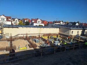 Plac budowy BCU. Widać konstrukcje zbrojenie fundamentów i zalane fundamenty