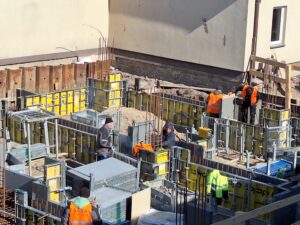 Plac budowy BCU. Widać konstrukcje zbrojenie fundamentów i zalane fundamenty