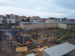 Plac budowy BCU. Widać konstrukcje zbrojenie fundamentów i zalane fundamenty