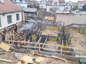 Plac budowy BCU. Widać konstrukcje zbrojenie fundamentów i zalane fundamenty