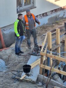 Plac budowy BCU. Pracujące maszyny pracownicy, Widać fundamenty budynku