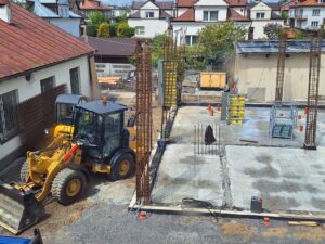 Plac budowy BCU. Pracujące maszyny pracownicy, Widać kolejny etap prac budowlanych (zalewanie filarów)