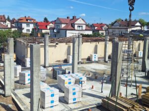 Plac budowy BCU. Pracujące maszyny pracownicy, Widać kolejny etap prac budowlanych (zalewanie filarów)