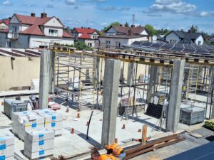 Plac budowy BCU. Pracujące maszyny pracownicy, Widać kolejny etap prac budowlanych (zalewanie filarów)