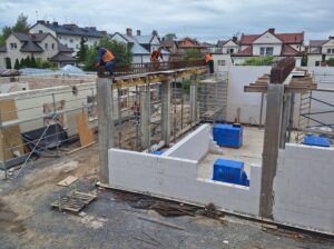 Plac budowy BCU. Widać budowę ścian budynku. Rozbiórka dachu starej spawalni