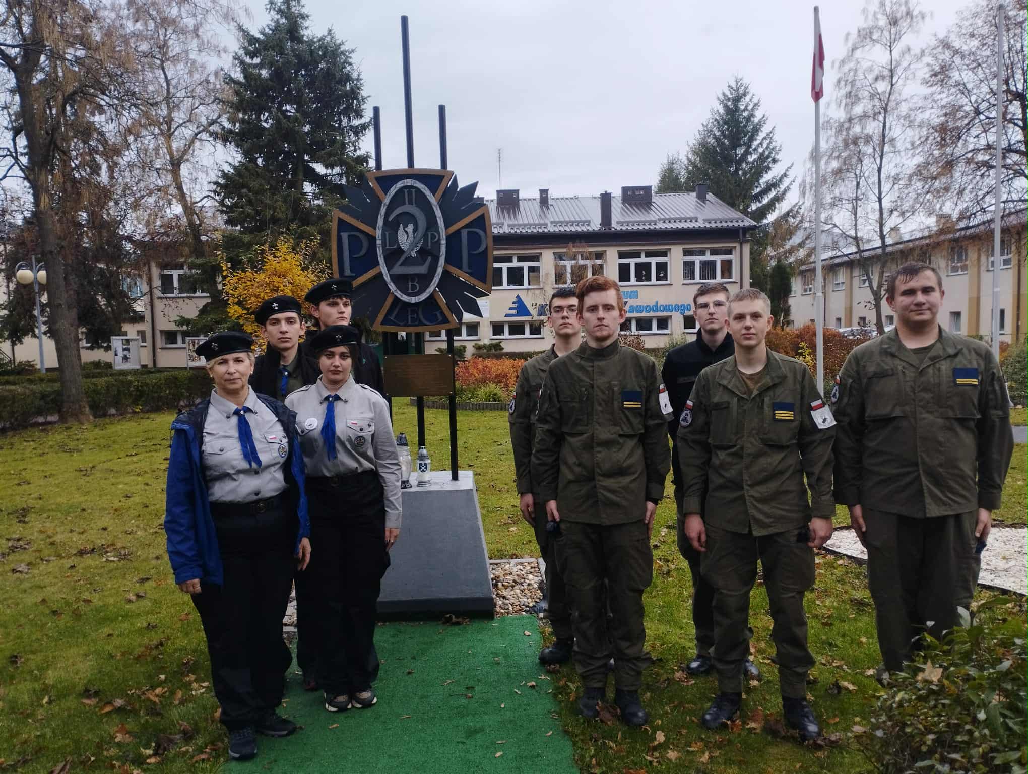 Wizyta uczniów Zespołu Szkół na cmentarzu staszowskich