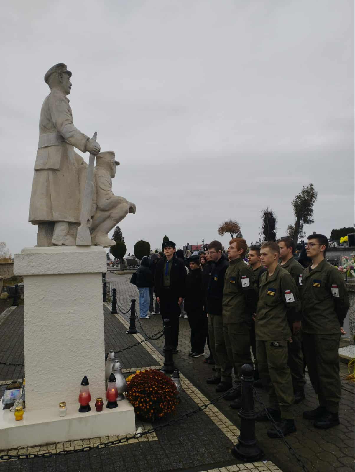 Wizyta uczniów Zespołu Szkół na cmentarzu staszowskich