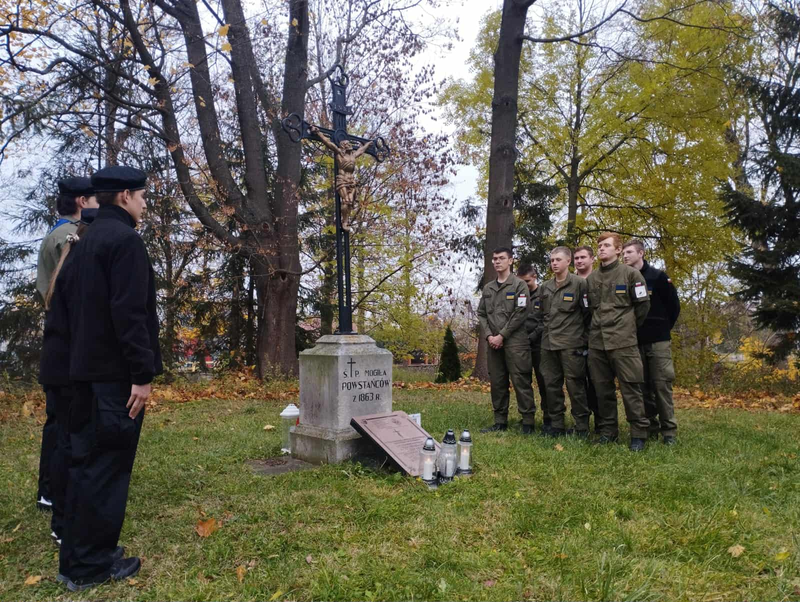 Wizyta uczniów Zespołu Szkół na cmentarzu staszowskich