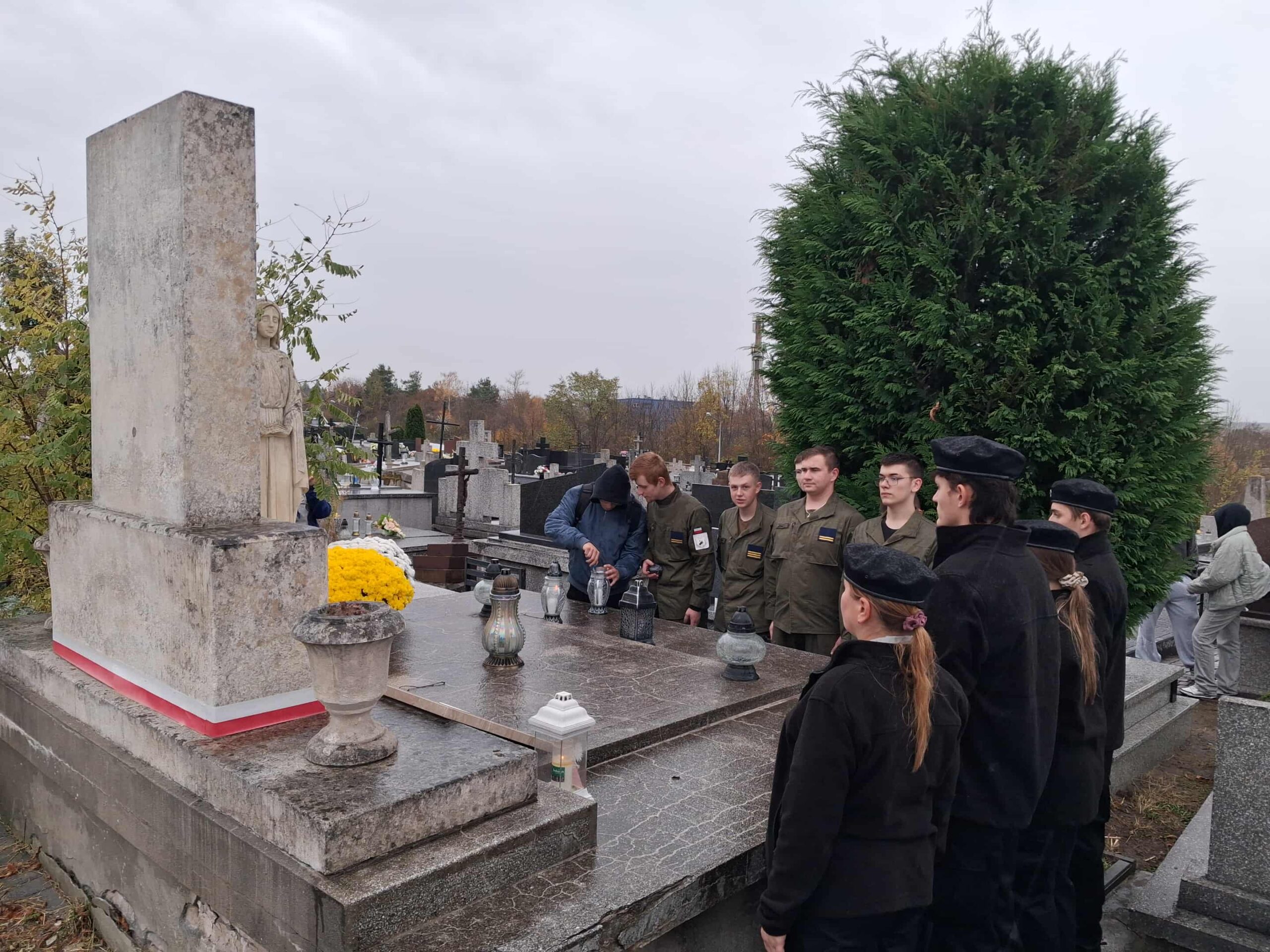 Wizyta uczniów Zespołu Szkół na cmentarzu staszowskich