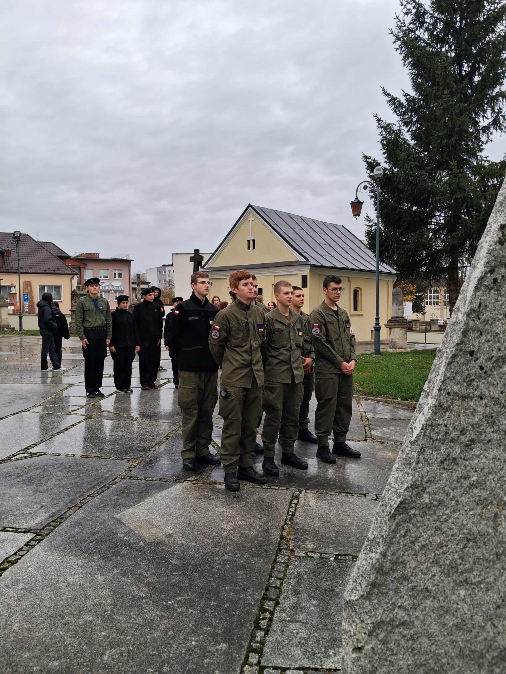 Wizyta uczniów Zespołu Szkół na cmentarzu staszowskich