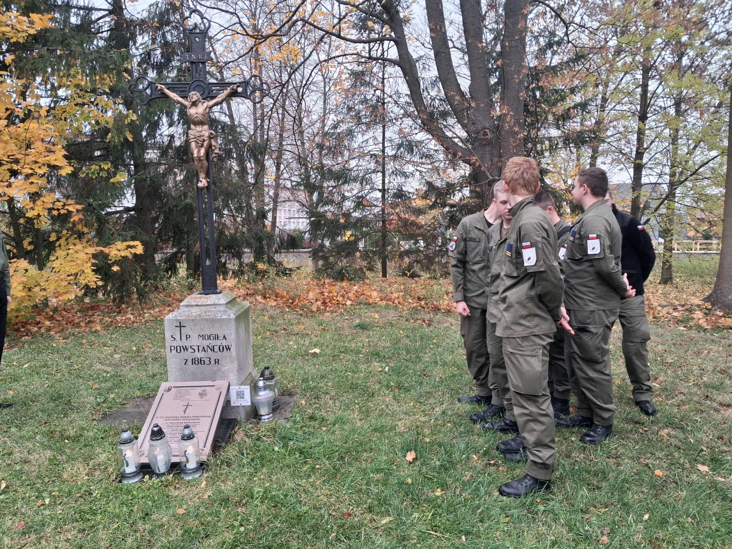 Wizyta uczniów Zespołu Szkół na cmentarzu staszowskich