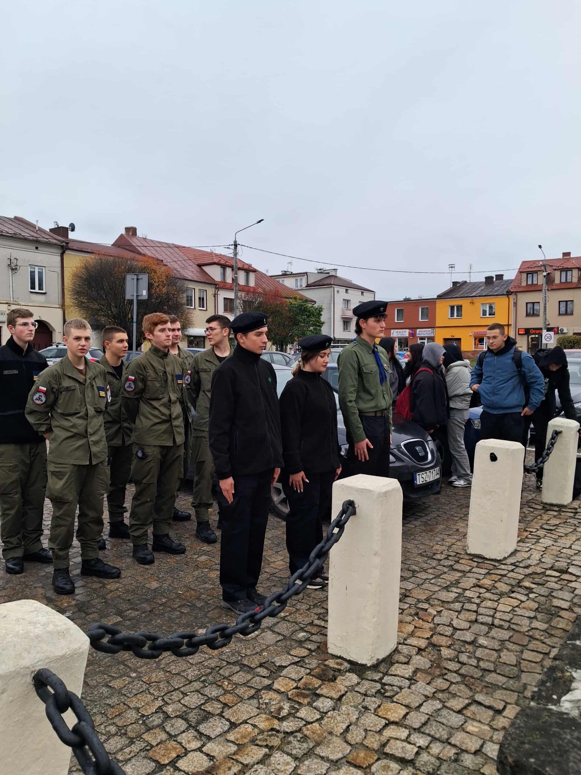 Wizyta uczniów Zespołu Szkół na cmentarzu staszowskich