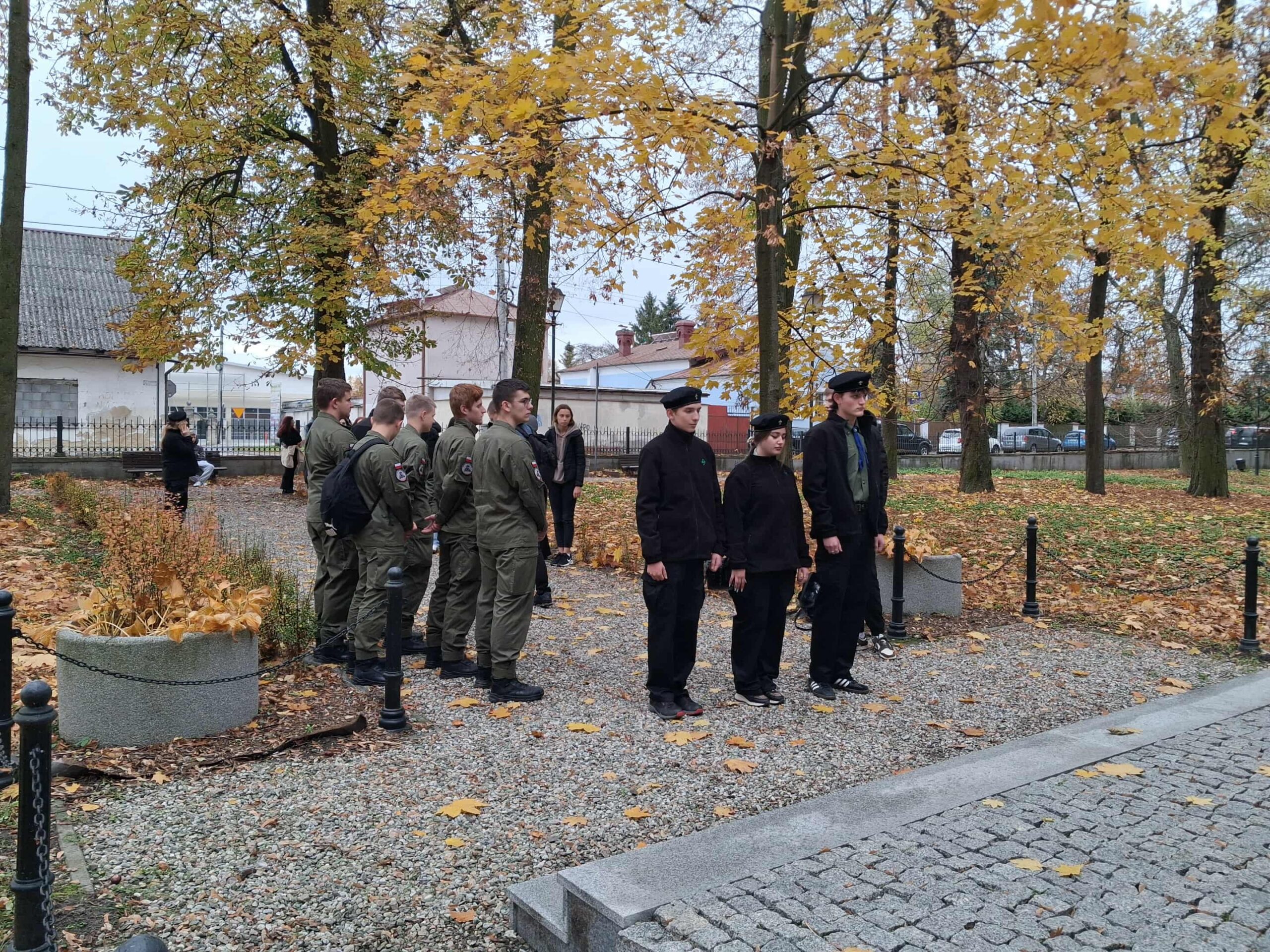 Wizyta uczniów Zespołu Szkół na cmentarzu staszowskich