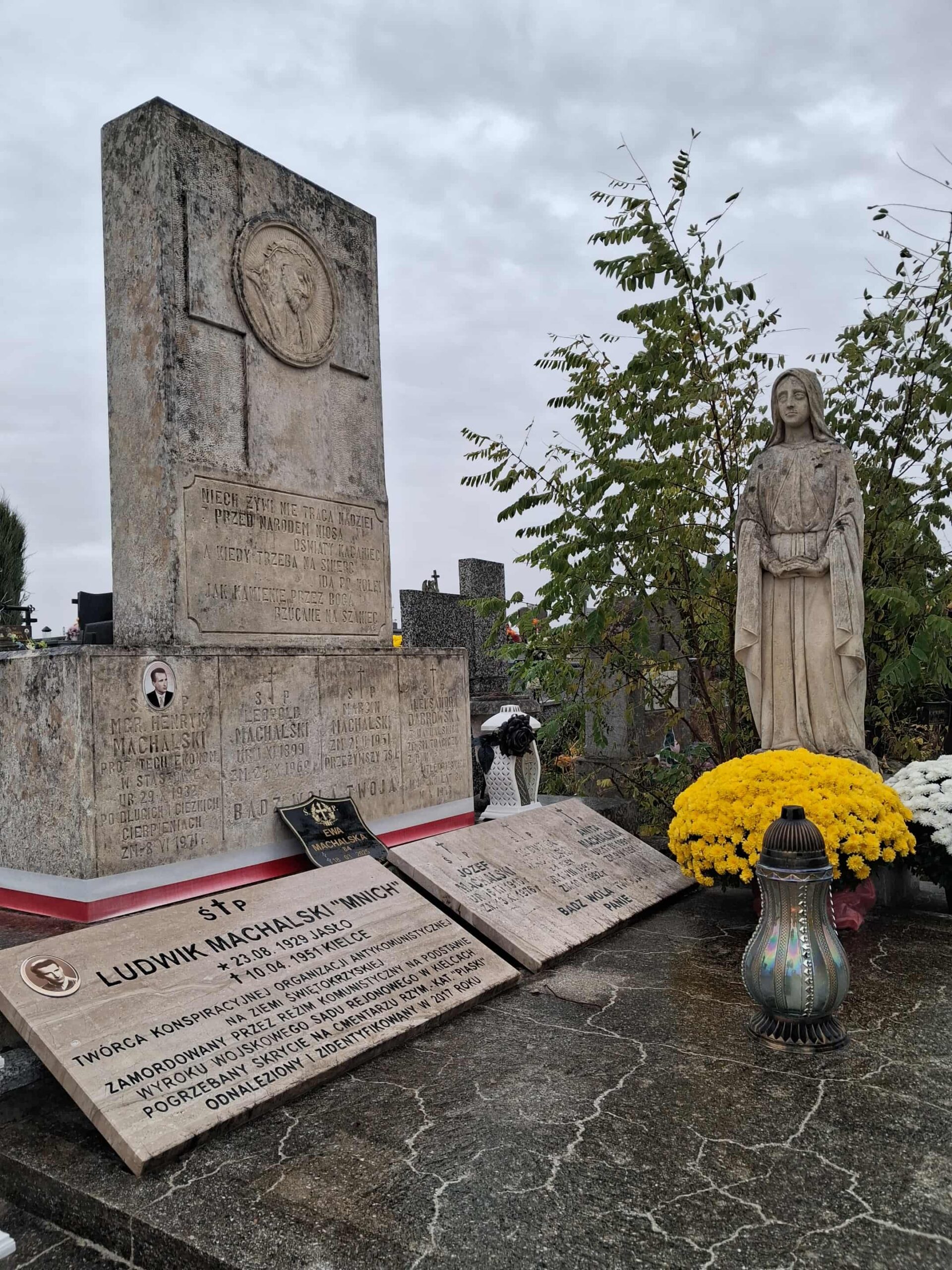 Wizyta uczniów Zespołu Szkół na cmentarzu staszowskich