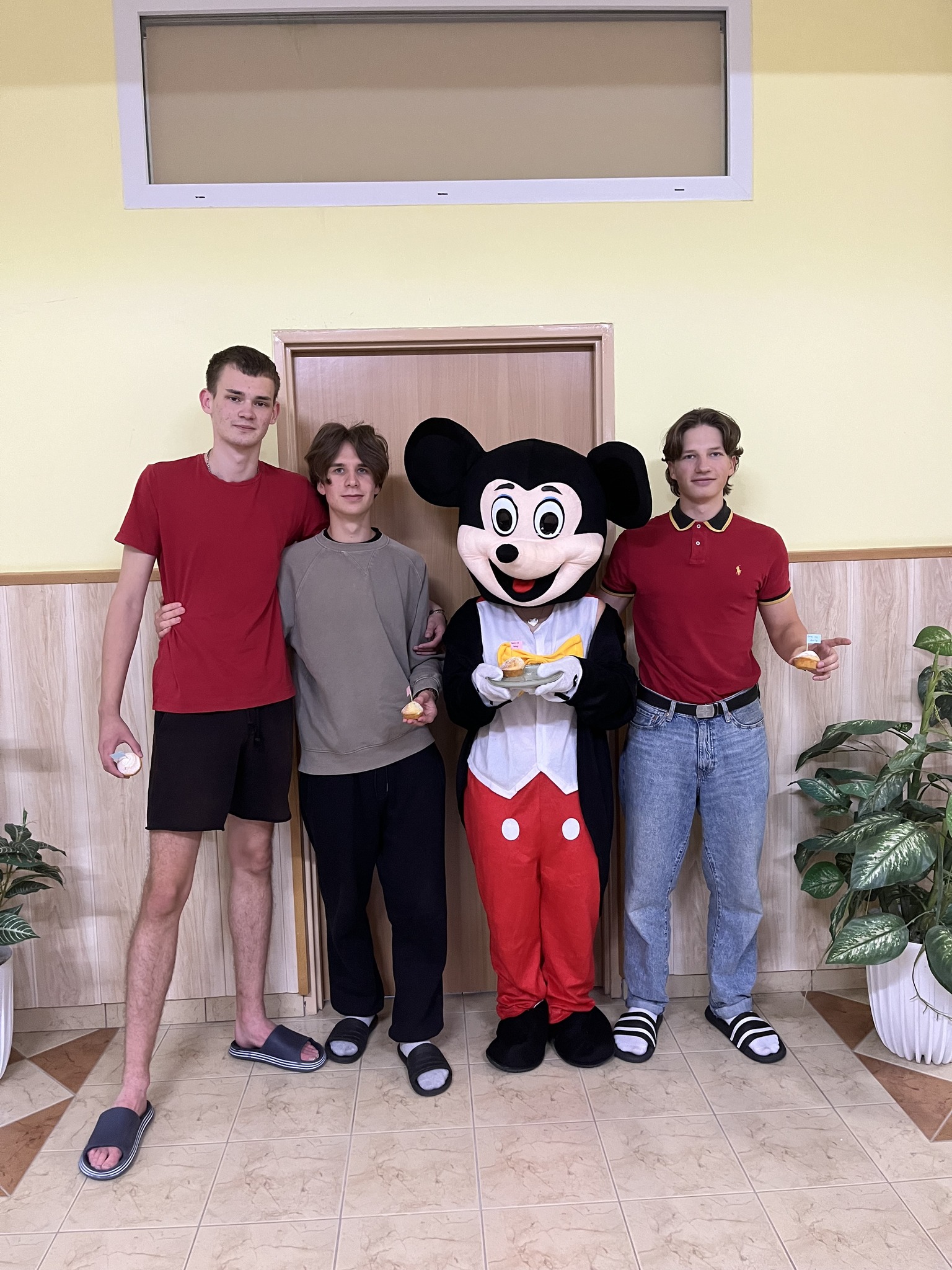 Wspólne zdjęcie z niespodziewanym gościem- Myszką Miki.