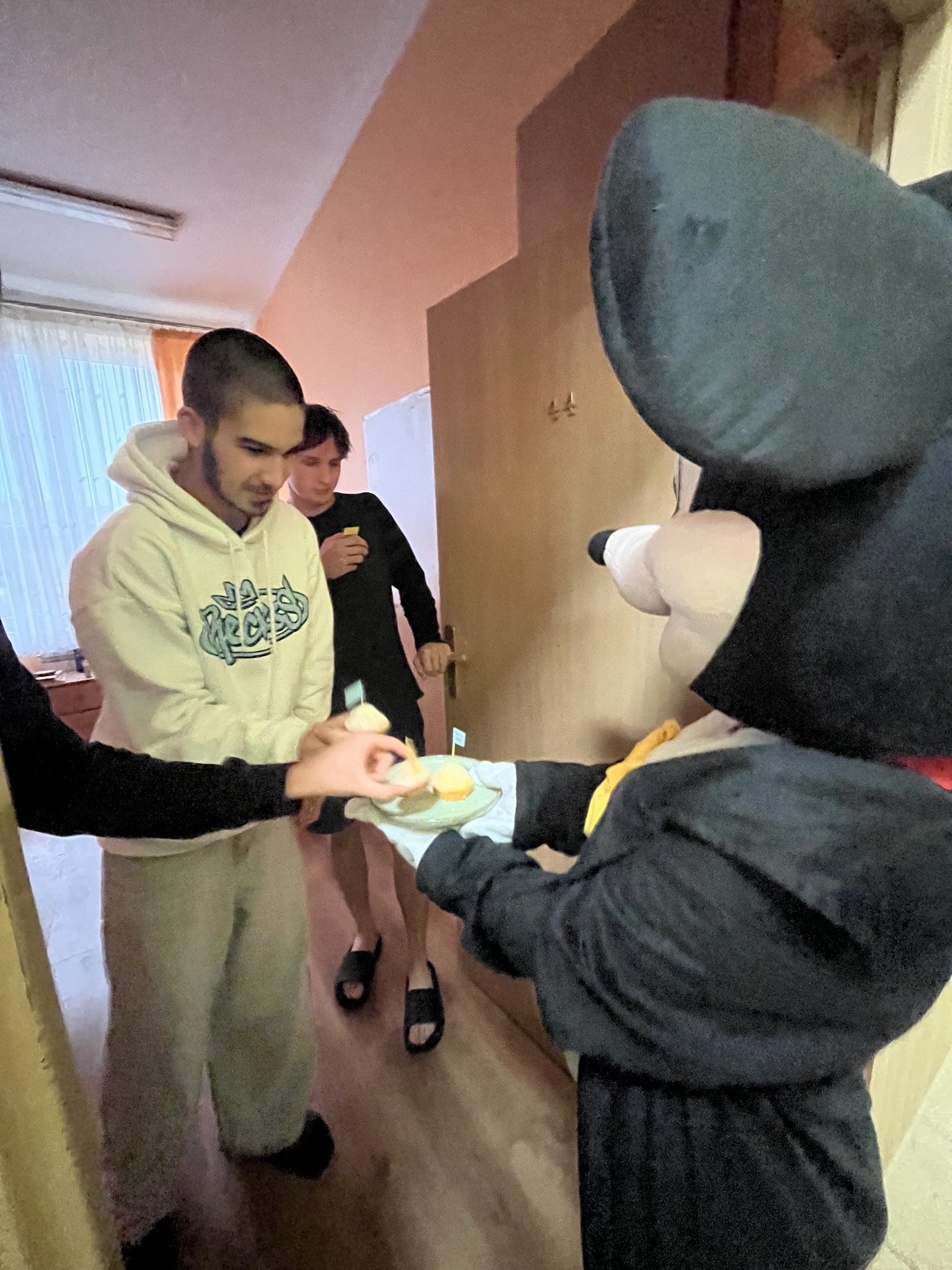 Chłopcy częstują się muffinkami