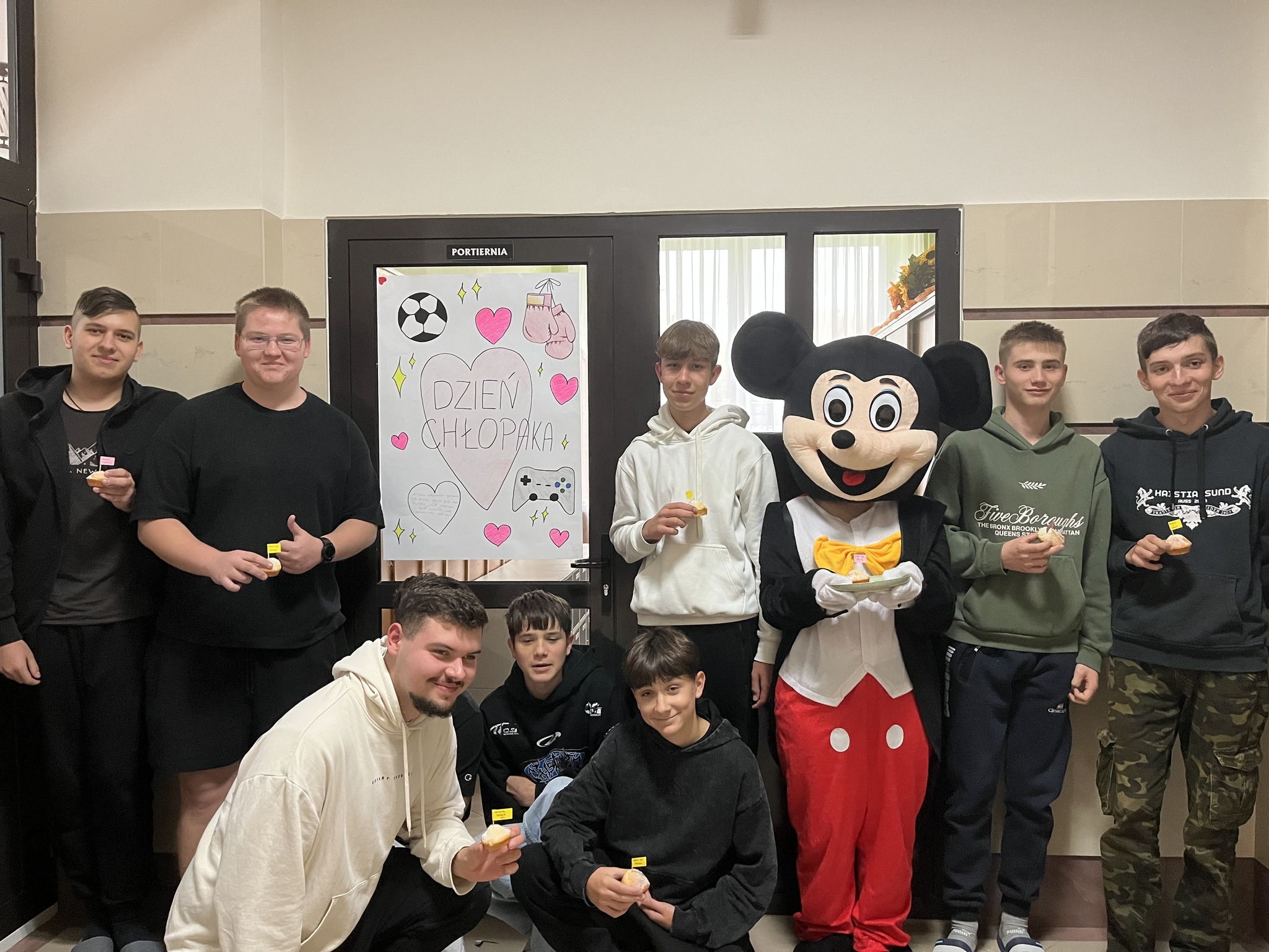 Wspólne zdjęcie z niespodziewanym gościem- Myszką Miki.