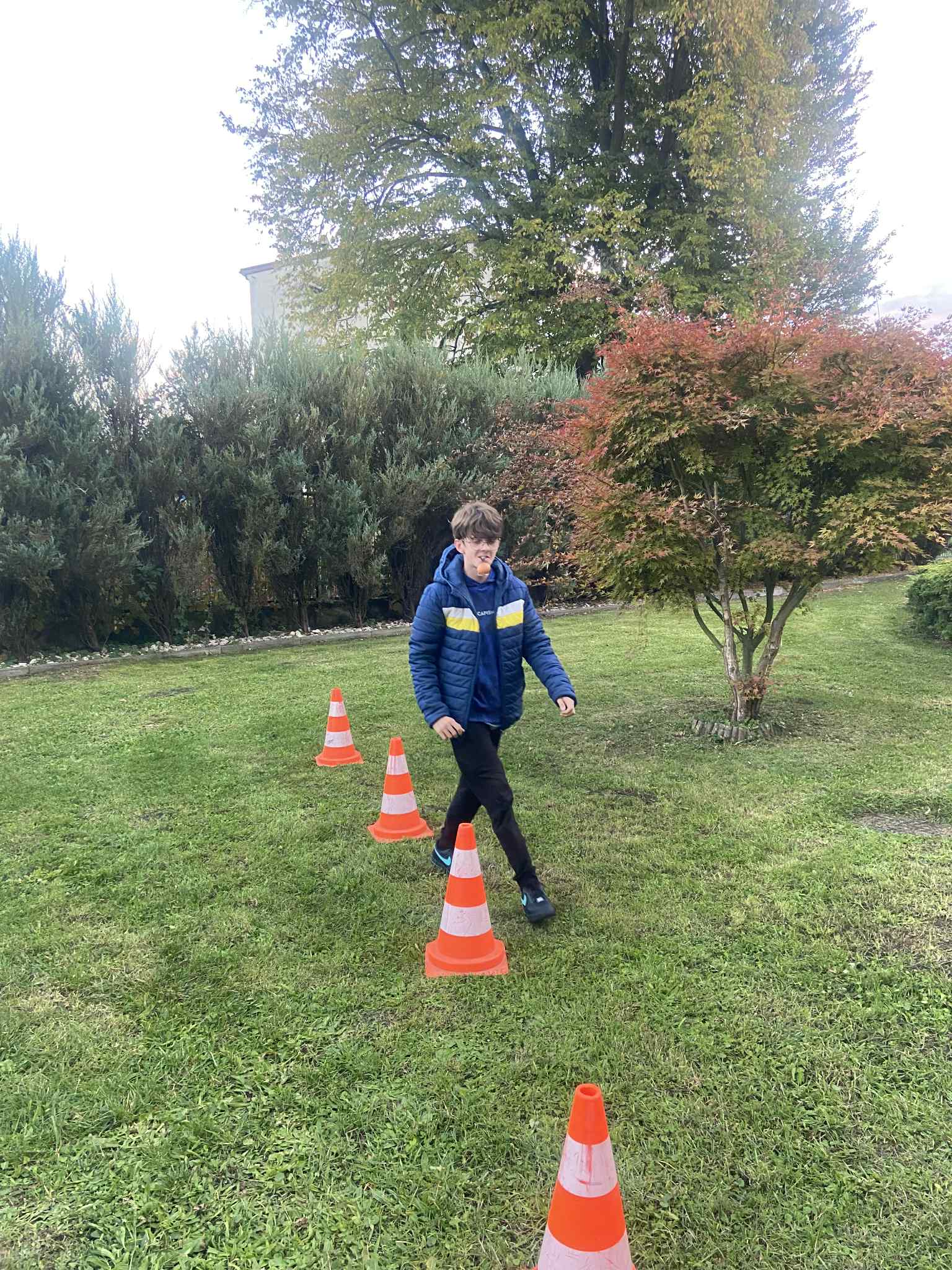 Wychowanek podczas slalomu z przeszkodami