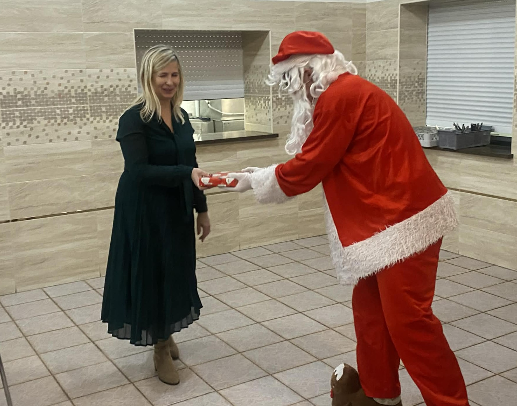 Św. Mikołaj obdarowuje prezentem p. dyr. A. Słoczyńską.