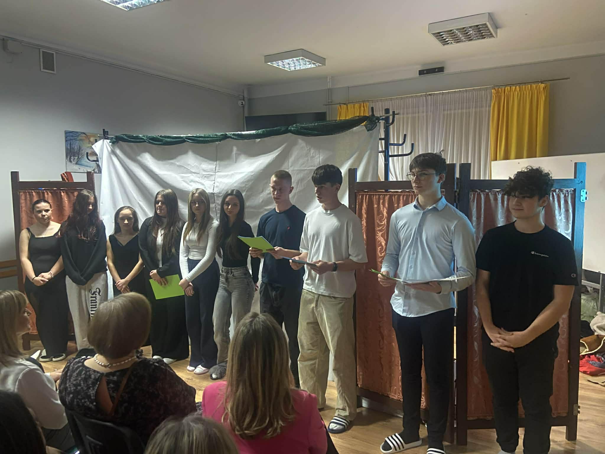 Wychowankowie internatu podczas występu.