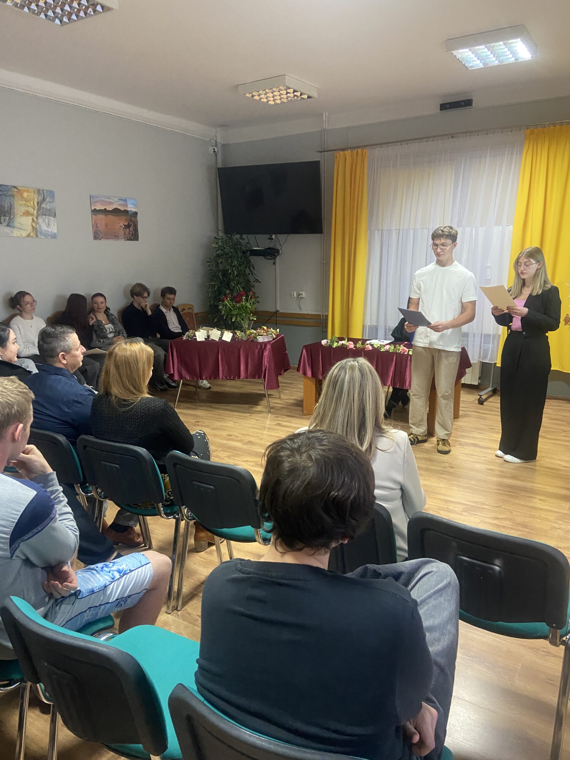 Przedstawiciele Młodzieżowej Rady Internatu podczas składania życzeń.