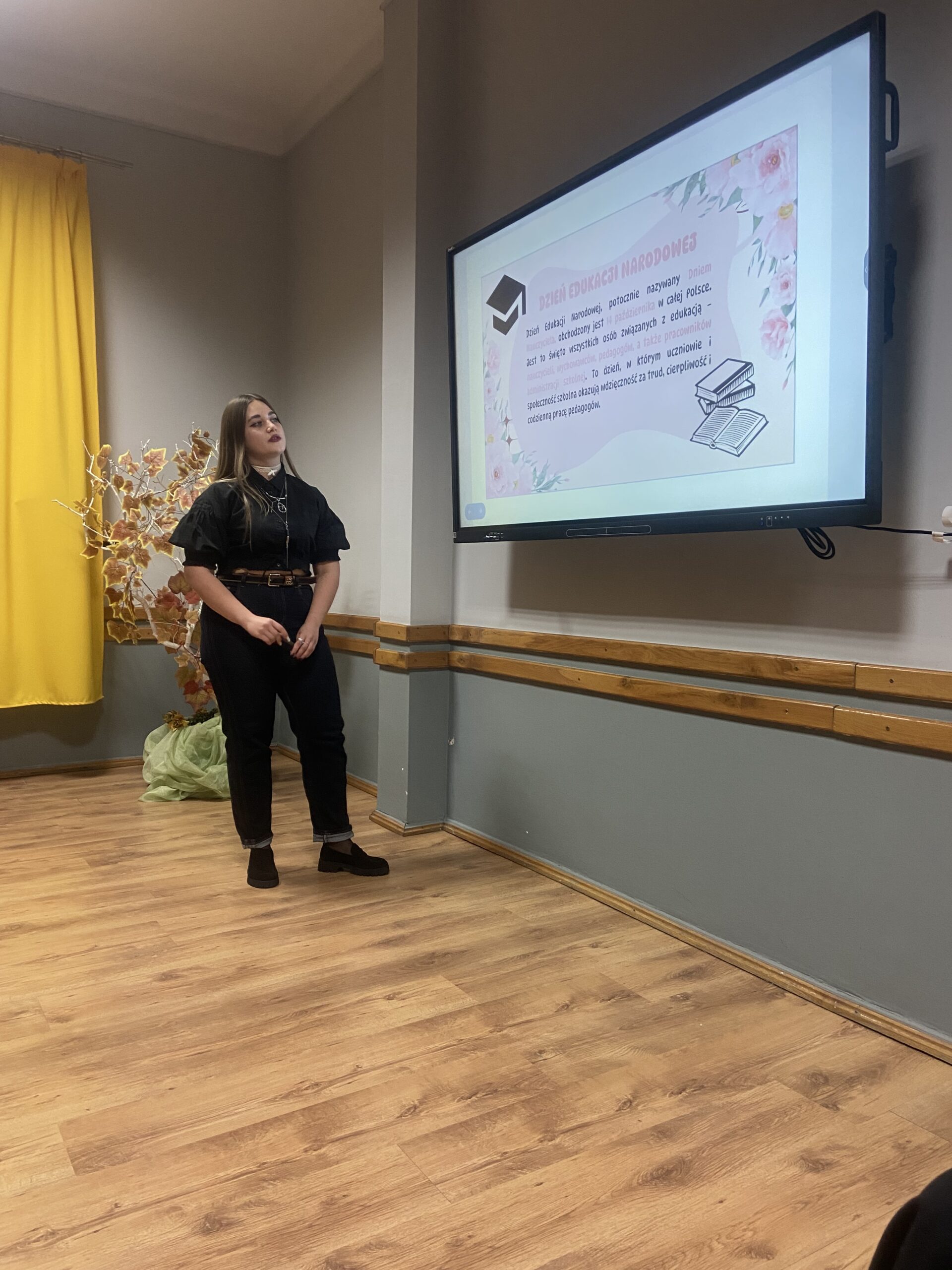 Mariczka Harbolinska omawia okolicznościową prezentację.