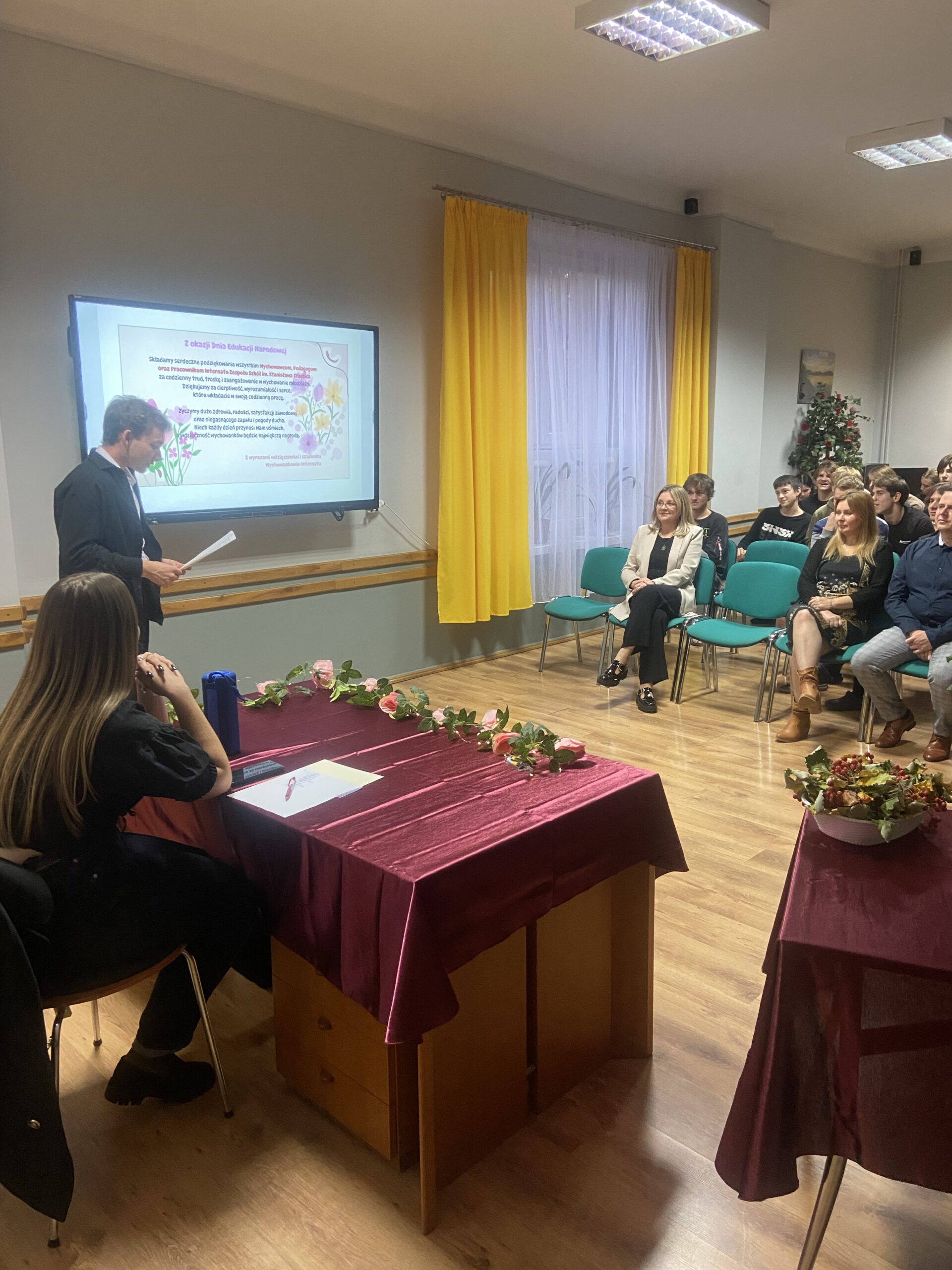 Młodzież podczas występu.