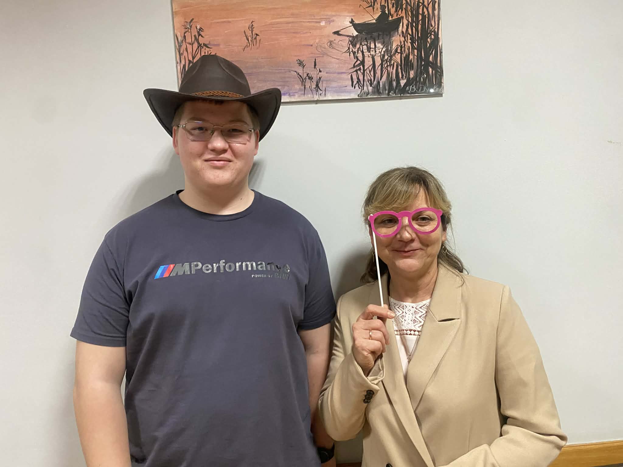 Pamiątkowe fotki młodzieży i wychowawców z andrzejkowego wieczoru.