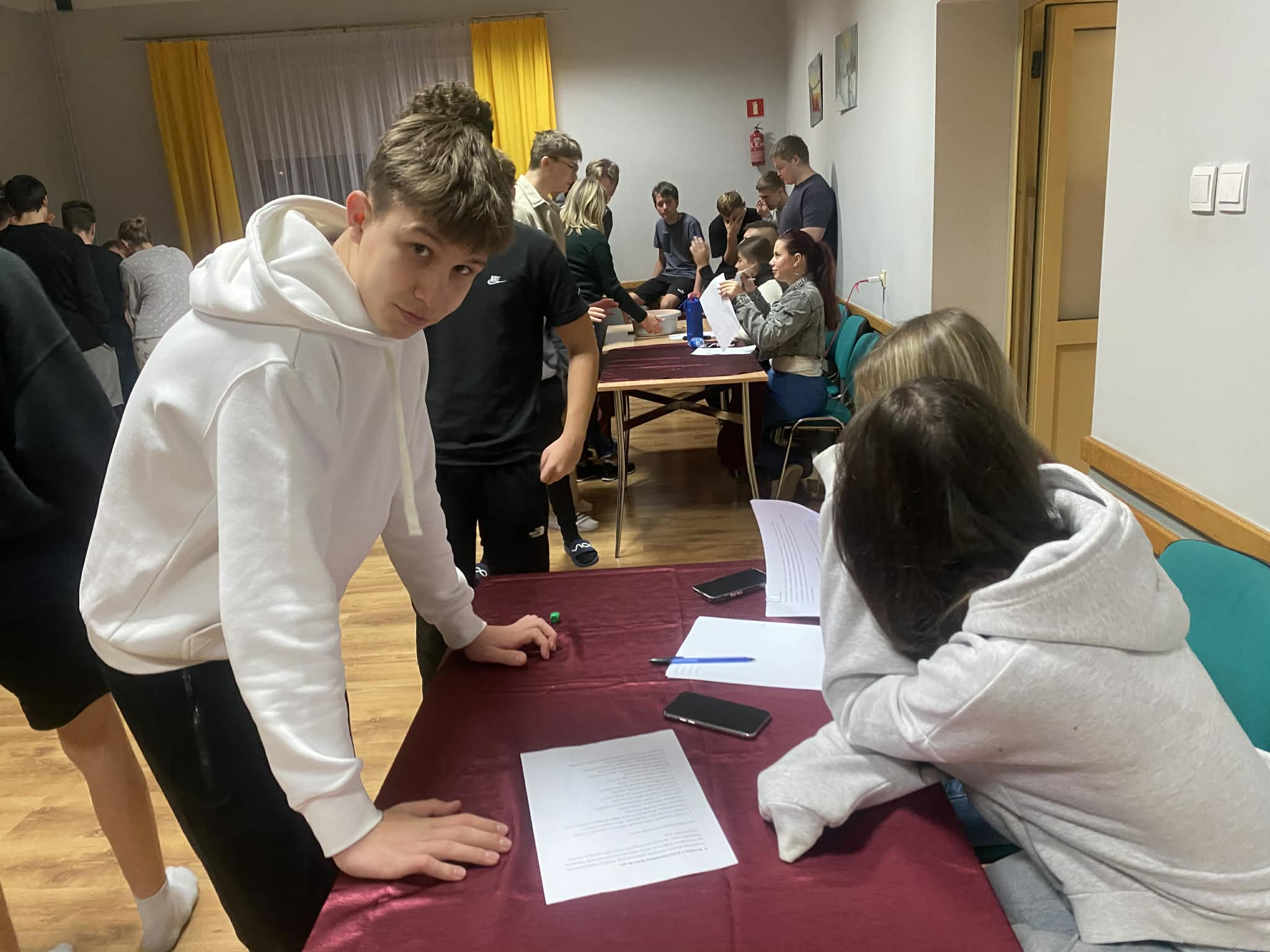 Młodzież podczas wróżenia- przyszłość zapowiada się świetnie.